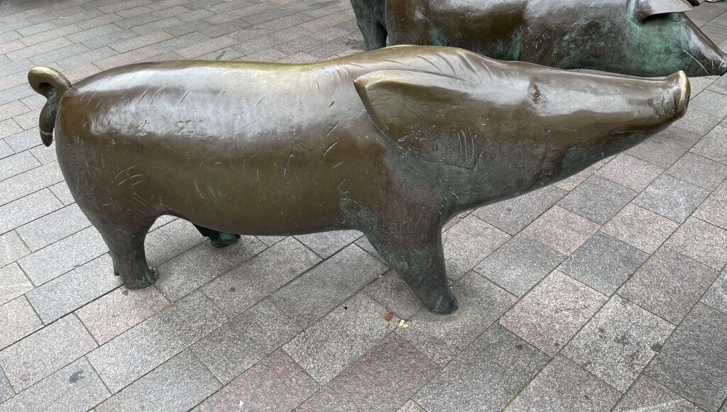 3D scan of a pig sculpture in a town.